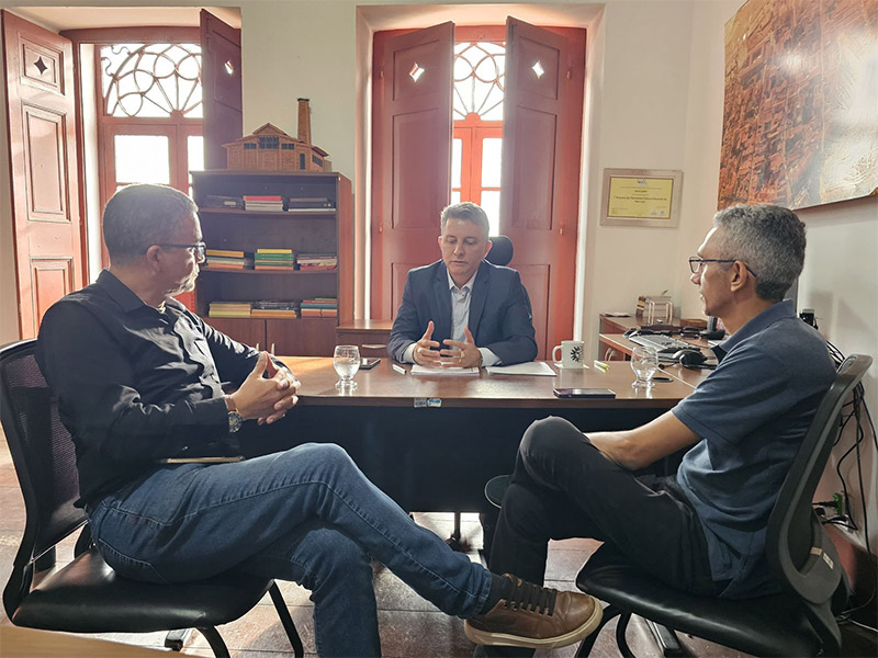 O presidente da ASFUJEMA, Francisco Marques Neto, acompanhado do senhor Sandro Barbosa, realizou visita institucional ao superintendente do IPHAN – Maranhão, Júnior Verde.